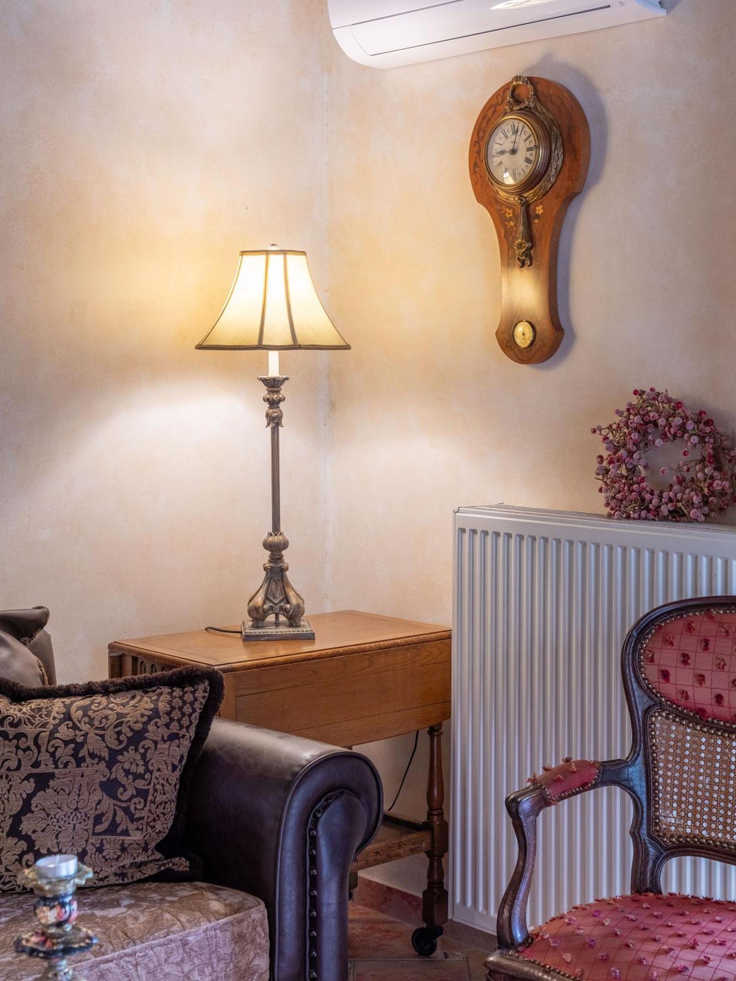 Ostra Menalon Luxury Suites Kardharás Chambre photo