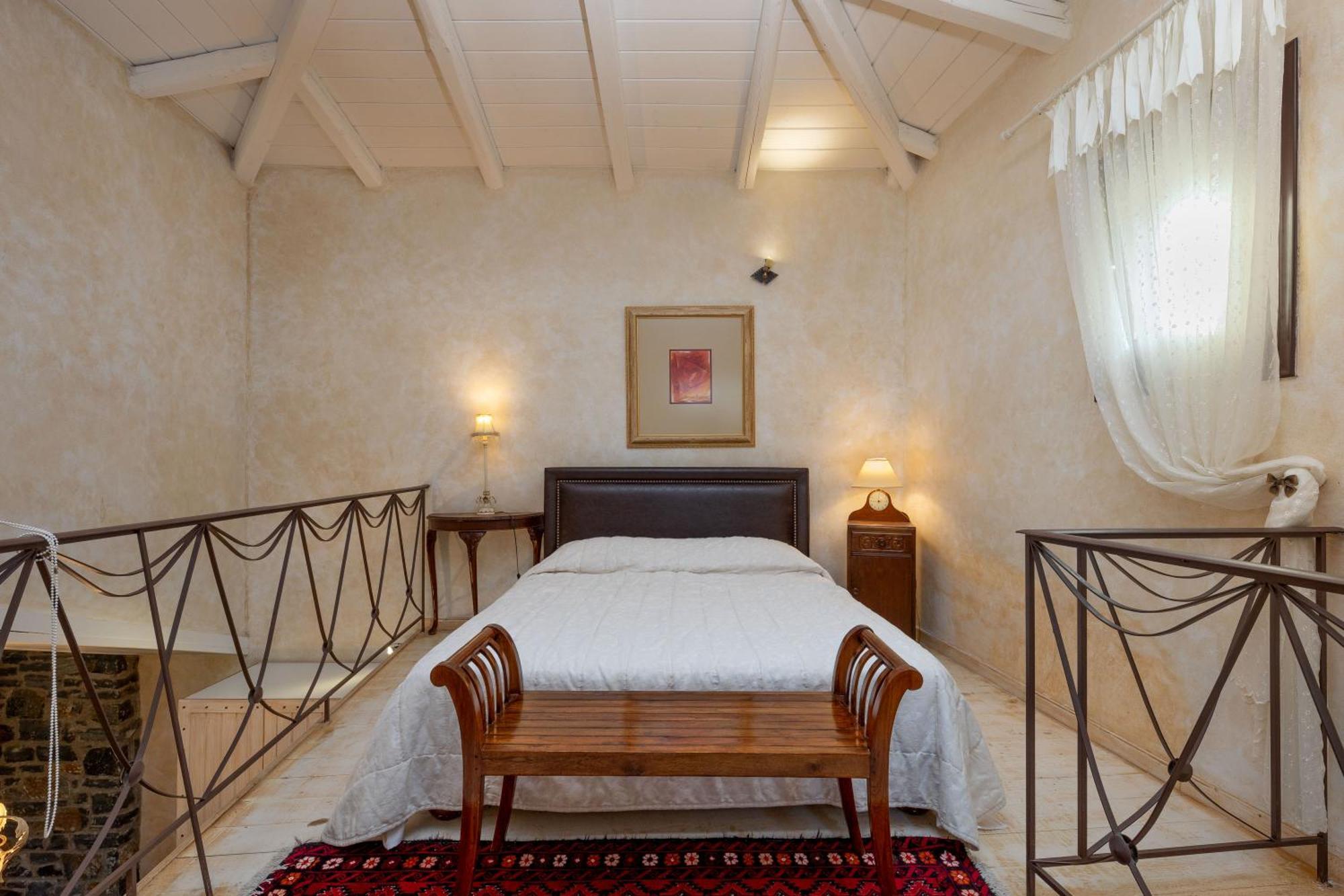 Ostra Menalon Luxury Suites Kardharás Chambre photo