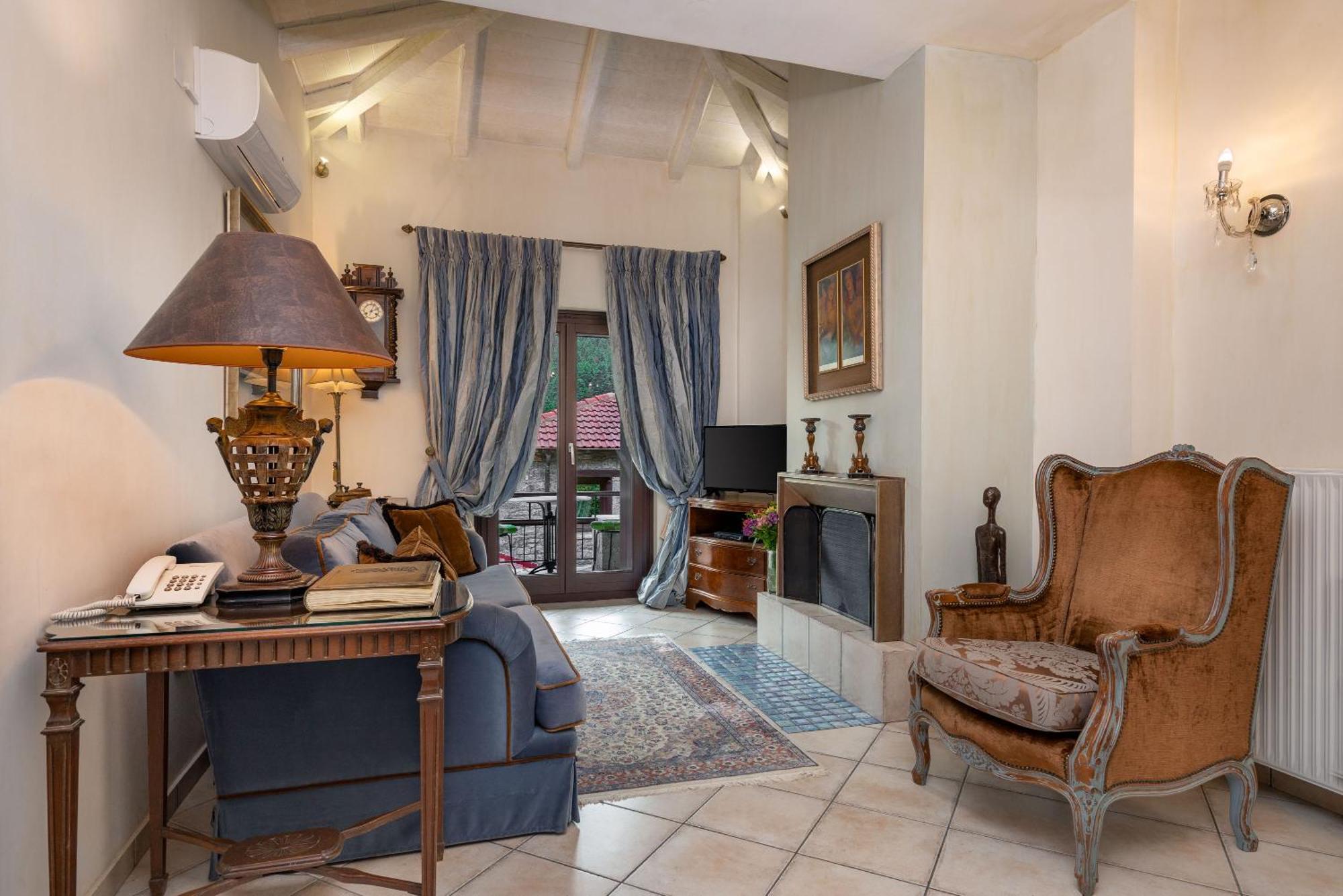Ostra Menalon Luxury Suites Kardharás Chambre photo