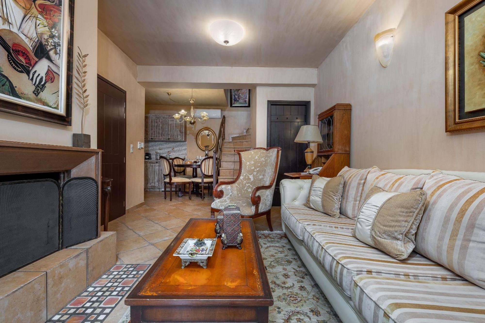 Ostra Menalon Luxury Suites Kardharás Chambre photo